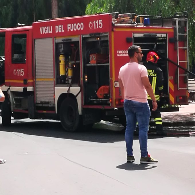 PATERNO': INCENDIO IN UNA ABITAZIONE, MORTI DUE CAGNOLINI - LE FOTO