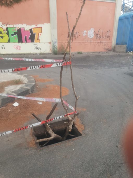 PATERNO': SCOMPARSE GRATE IN VIA ACQUE GRASSE