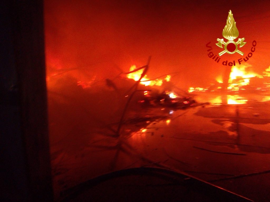 BIANCAVILLA: A FUOCO DIECI CAMION DELLA NETTEZZA URBANA