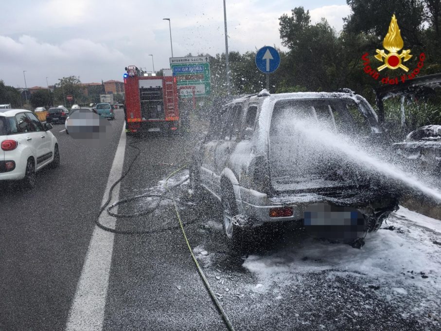 AUTO IN FIAMME IN TANGENZIALE DI CATANIA -  LE FOTO