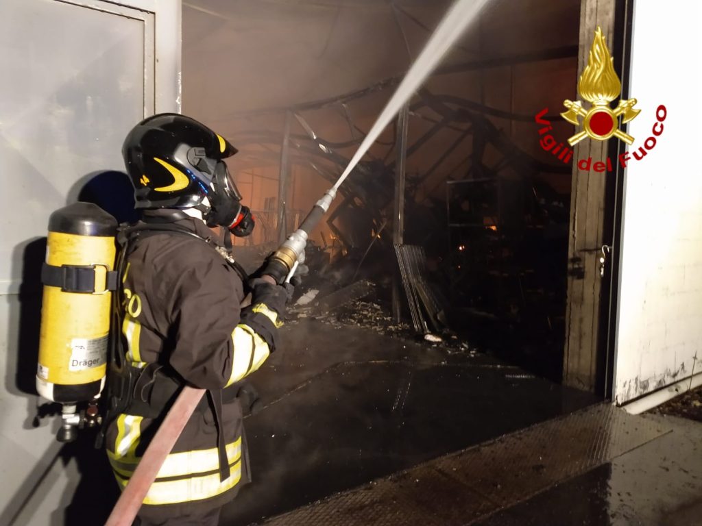 BIANCAVILLA: A FUOCO DIECI CAMION DELLA NETTEZZA URBANA