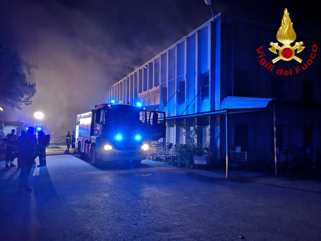 CATANIA, A FUOCO CAPANNONE DI PRODOTTI COSMETICI - LE FOTO