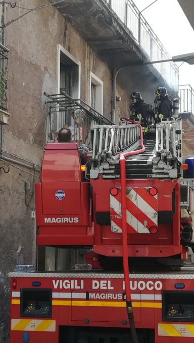 PATERNO': INCENDIO IN UNA ABITAZIONE, MORTI DUE CAGNOLINI - LE FOTO