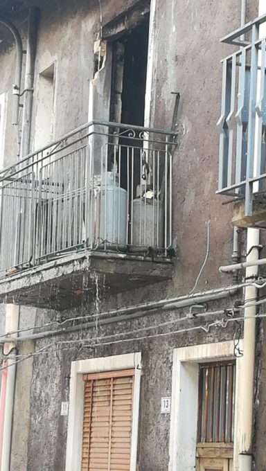 PATERNO': INCENDIO IN UNA ABITAZIONE, MORTI DUE CAGNOLINI - LE FOTO