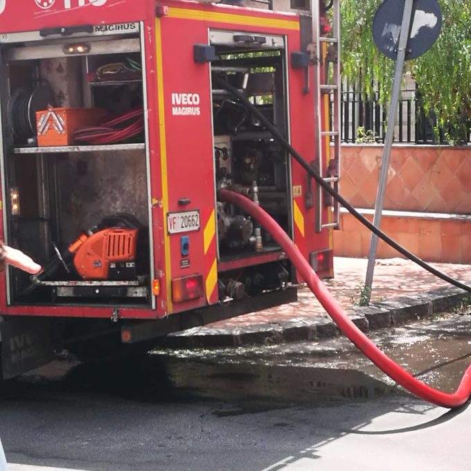 PATERNO': INCENDIO IN UNA ABITAZIONE, MORTI DUE CAGNOLINI - LE FOTO