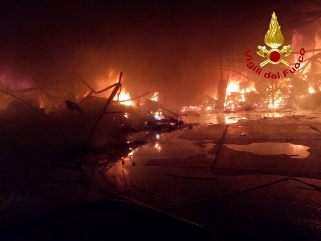 BIANCAVILLA: A FUOCO DIECI CAMION DELLA NETTEZZA URBANA