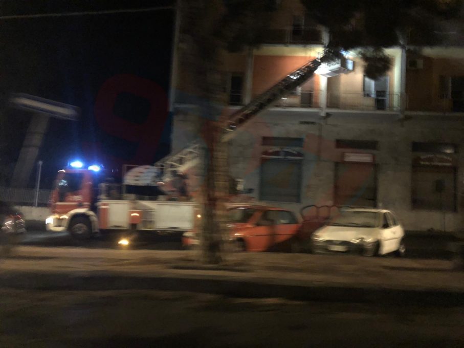 PATERNÒ: CADUTA CALCINACCI DALL' HOTEL SICILIA, INTERVENGONO I VIGILI DEL FUOCO