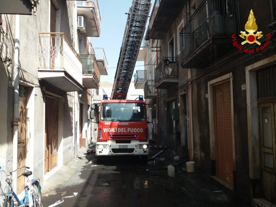 PATERNO': INCENDIO IN UNA ABITAZIONE, MORTI DUE CAGNOLINI - LE FOTO