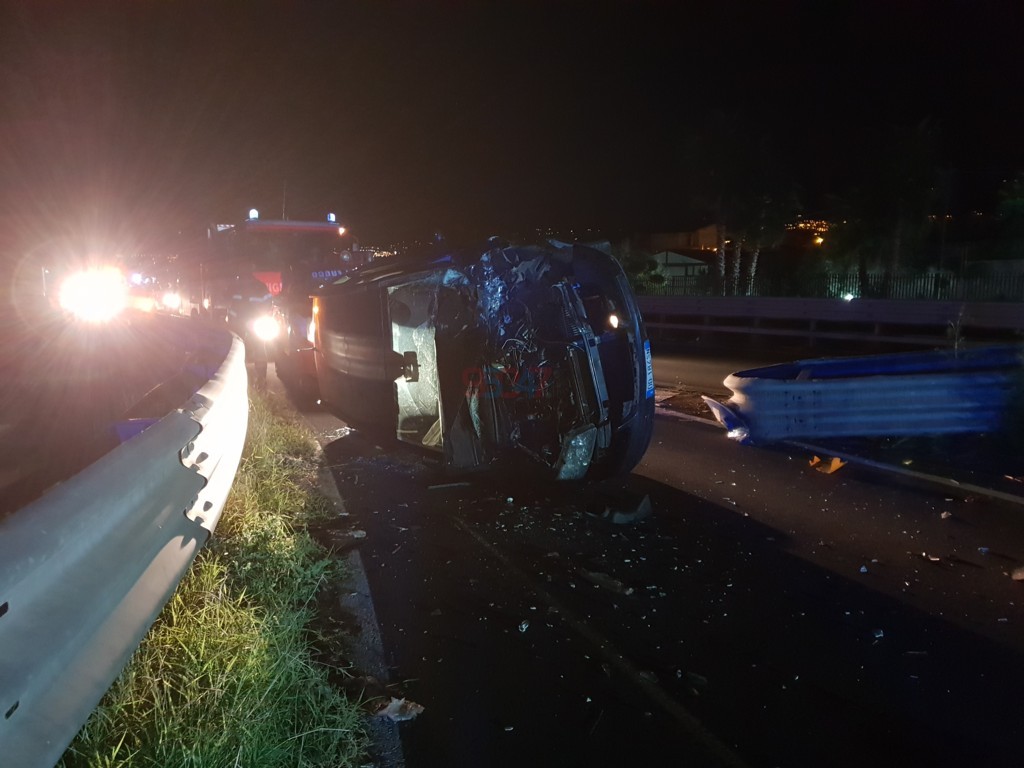 PATERNO'- AUTO SI RIBALTA VICINO LO SVINCOLO DI PALAZZOLO