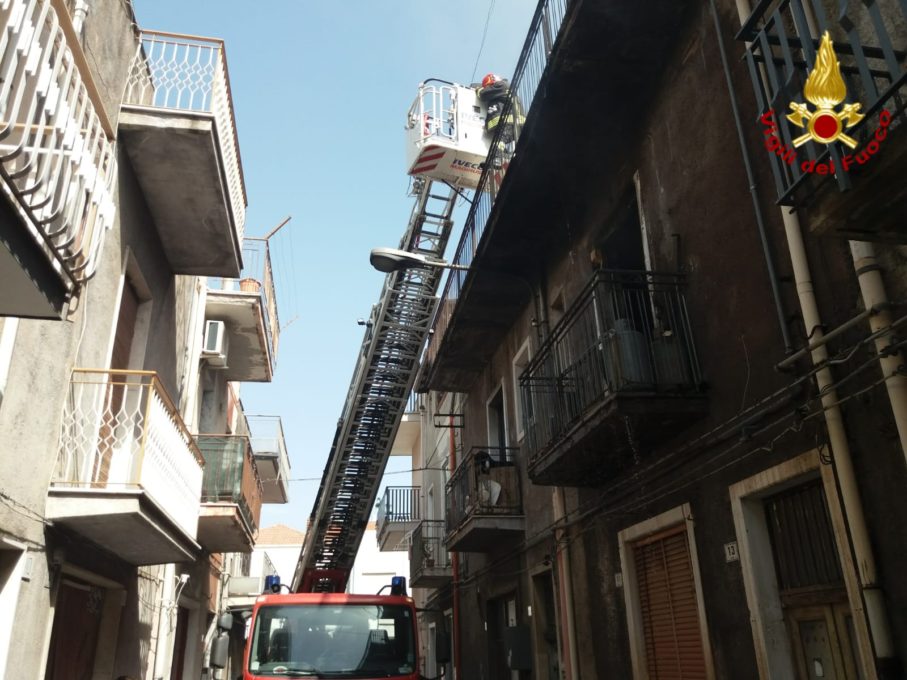 PATERNO': INCENDIO IN UNA ABITAZIONE, MORTI DUE CAGNOLINI - LE FOTO