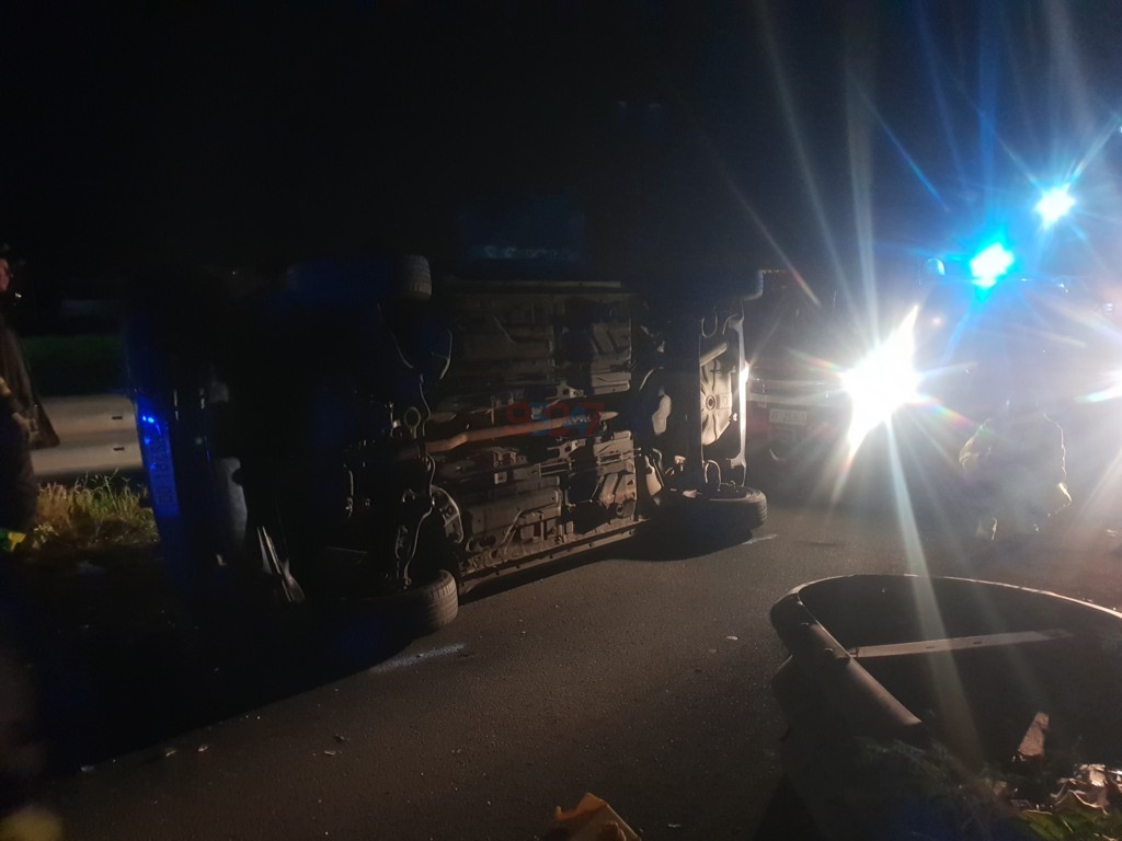 PATERNO'- AUTO SI RIBALTA VICINO LO SVINCOLO DI PALAZZOLO