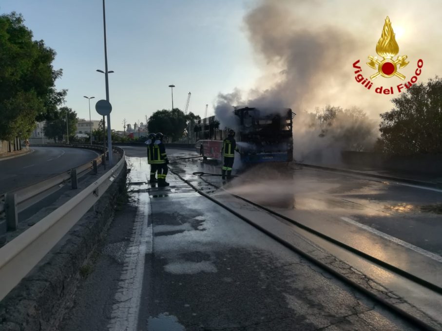 CATANIA: AUTOBUS AMT IN FIAMME QUESTA MATTINA -  FOTO