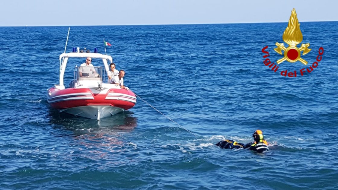 CATANIA: RECUPERATO DAI SOMMOZZATORI DEI VIGILI DEL FUOCO UN CADAVERE IN MARE