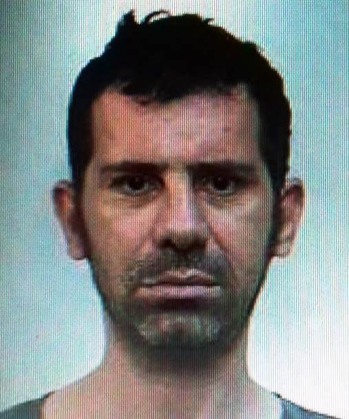 RIPOSTO: LE SFONDA LA PORTA DI CASA E LA MINACCIA CON UN COLTELLO, COSTRINGENDOLA A RIFUGIARSI SUL TERRAZZO.