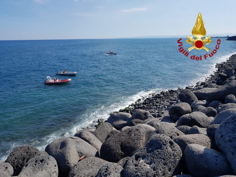 CATANIA: RECUPERATO DAI SOMMOZZATORI DEI VIGILI DEL FUOCO UN CADAVERE IN MARE