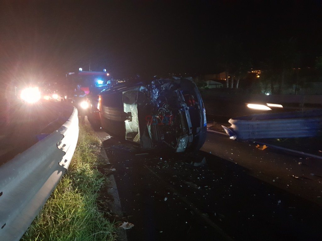 PATERNO'- AUTO SI RIBALTA VICINO LO SVINCOLO DI PALAZZOLO
