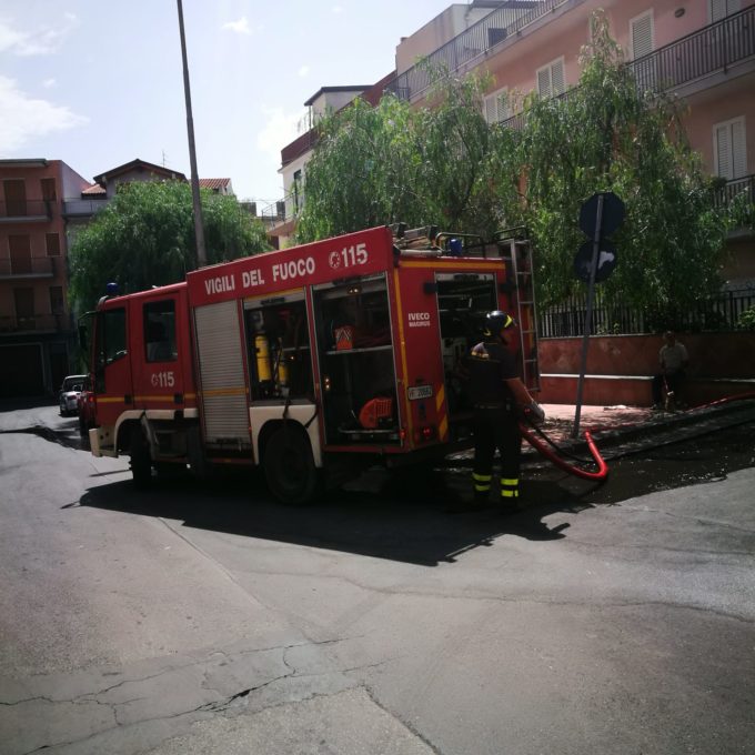 PATERNO': INCENDIO IN APPARTAMENTO MUORE CANE