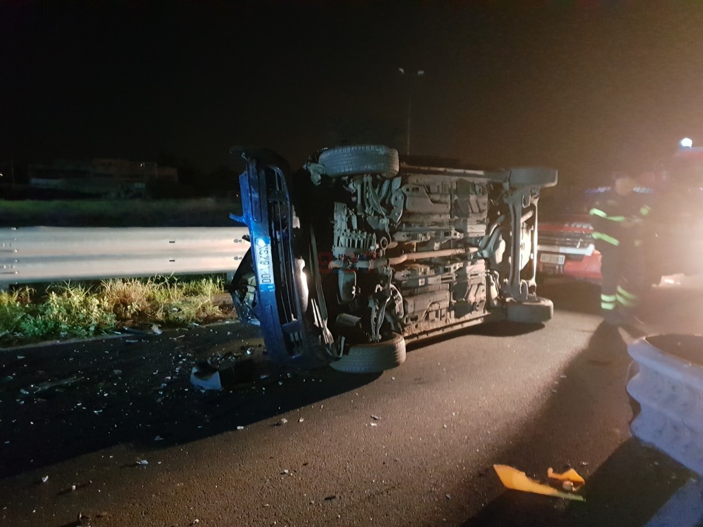 PATERNO'- AUTO SI RIBALTA VICINO LO SVINCOLO DI PALAZZOLO