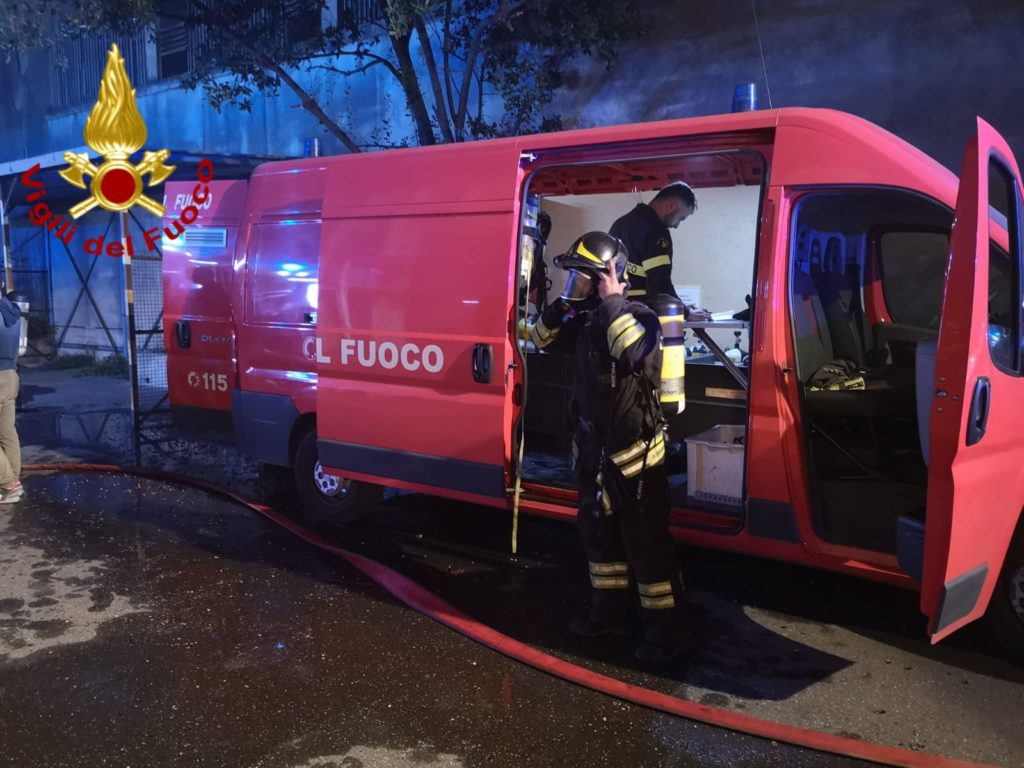 CATANIA, A FUOCO CAPANNONE DI PRODOTTI COSMETICI - LE FOTO