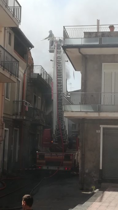 PATERNO': INCENDIO IN UNA ABITAZIONE, MORTI DUE CAGNOLINI - LE FOTO