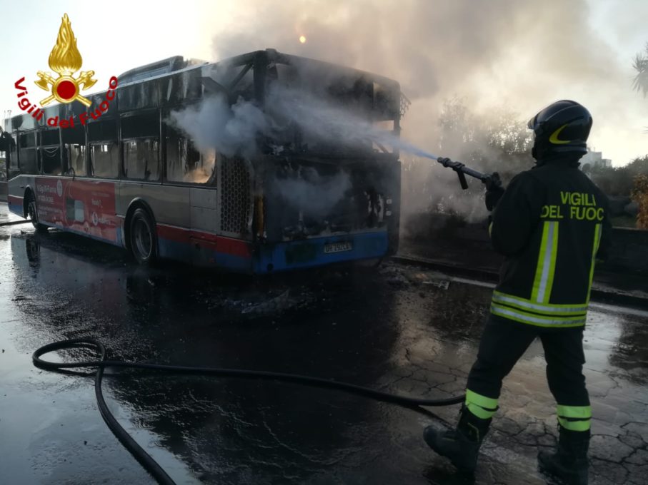CATANIA: AUTOBUS AMT IN FIAMME QUESTA MATTINA -  FOTO