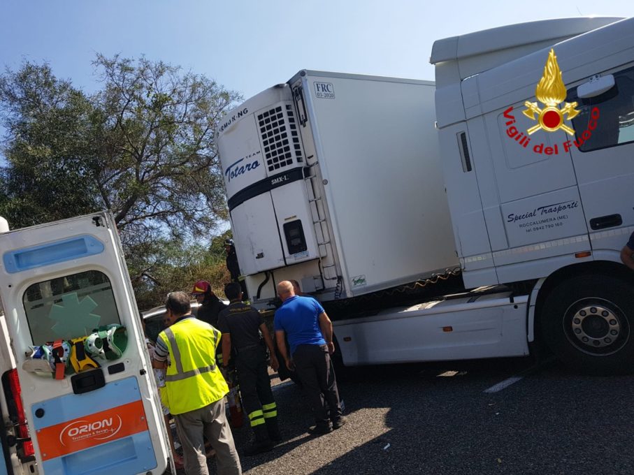 INCIDENTE SULLA CATANIA-MESSINA FRA UN TIR E 3 AUTO: 67ENNE IN PROGNOSI RISERVATA