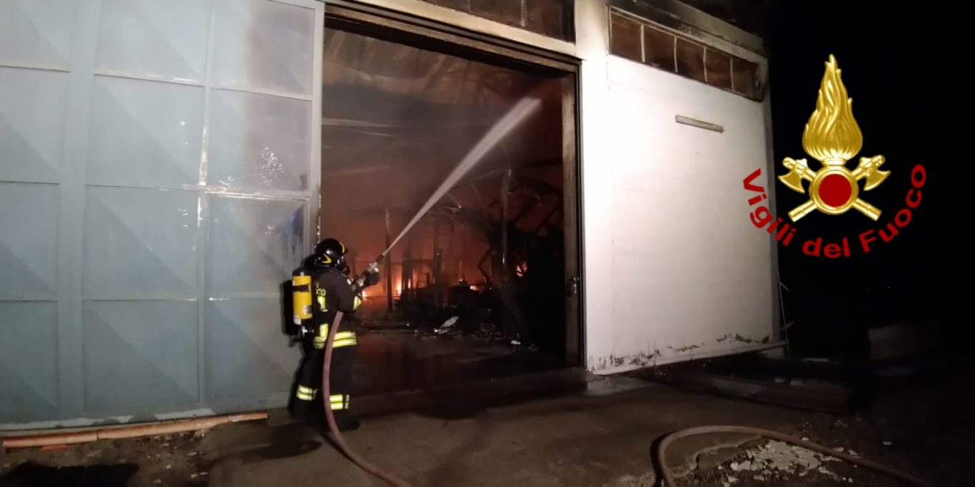 BIANCAVILLA: A FUOCO DIECI CAMION DELLA NETTEZZA URBANA