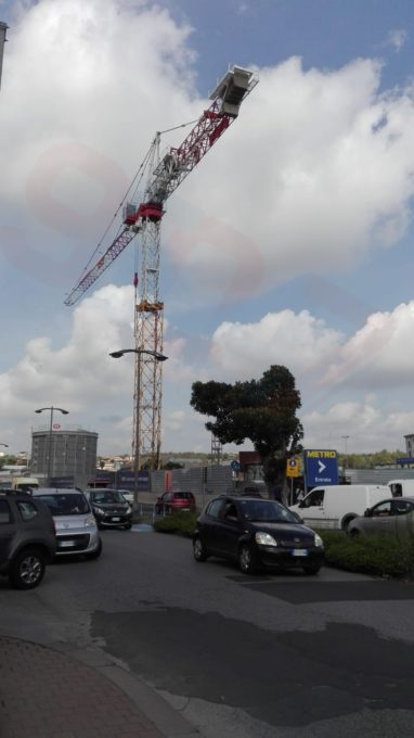 MISTERBIANCO: UOMO IN BILICO SU UNA GRU, IGNOTI I MOTIVI: LE FOTO