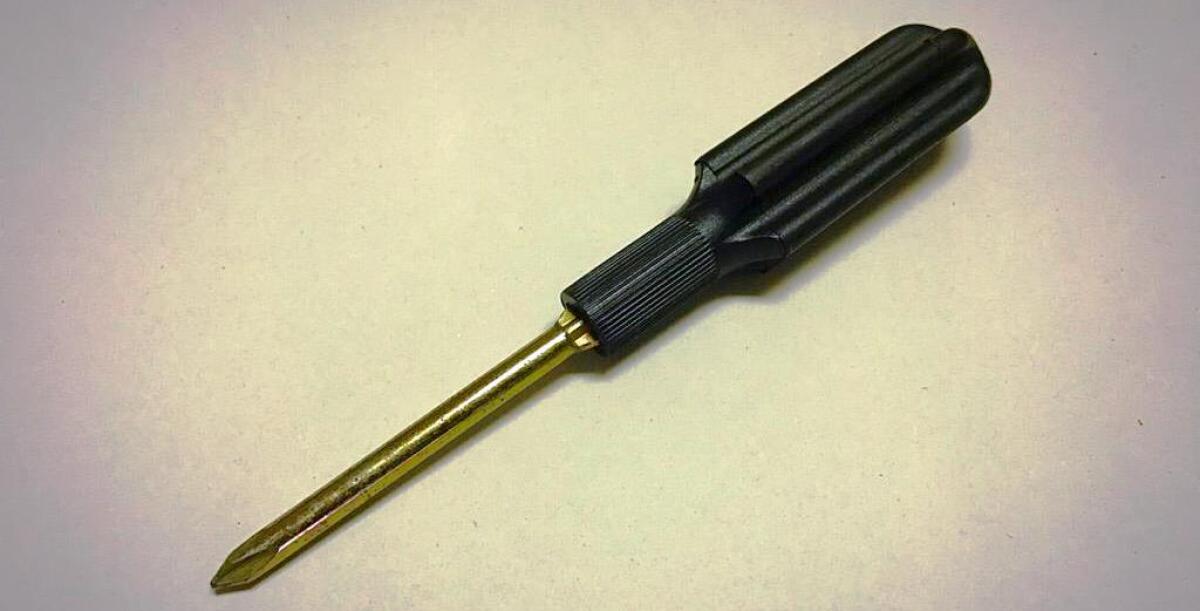 MIRABELLA IMBACCARI: MINACCIA CON UN CACCIAVITE IL DIPENDENTE DI UN ESERCIZIO COMMERCIALE, PENSIONATO IN MANETTE   - 