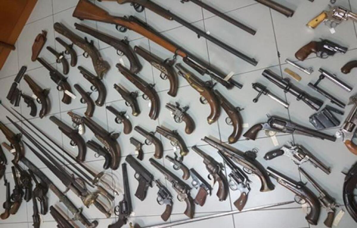 CATANIA, LA ZIA GLI LASCIA IN EREDITÀ UN ARSENALE: SEQUESTRATE 38 PISTOLE E 20 FUCILI - 