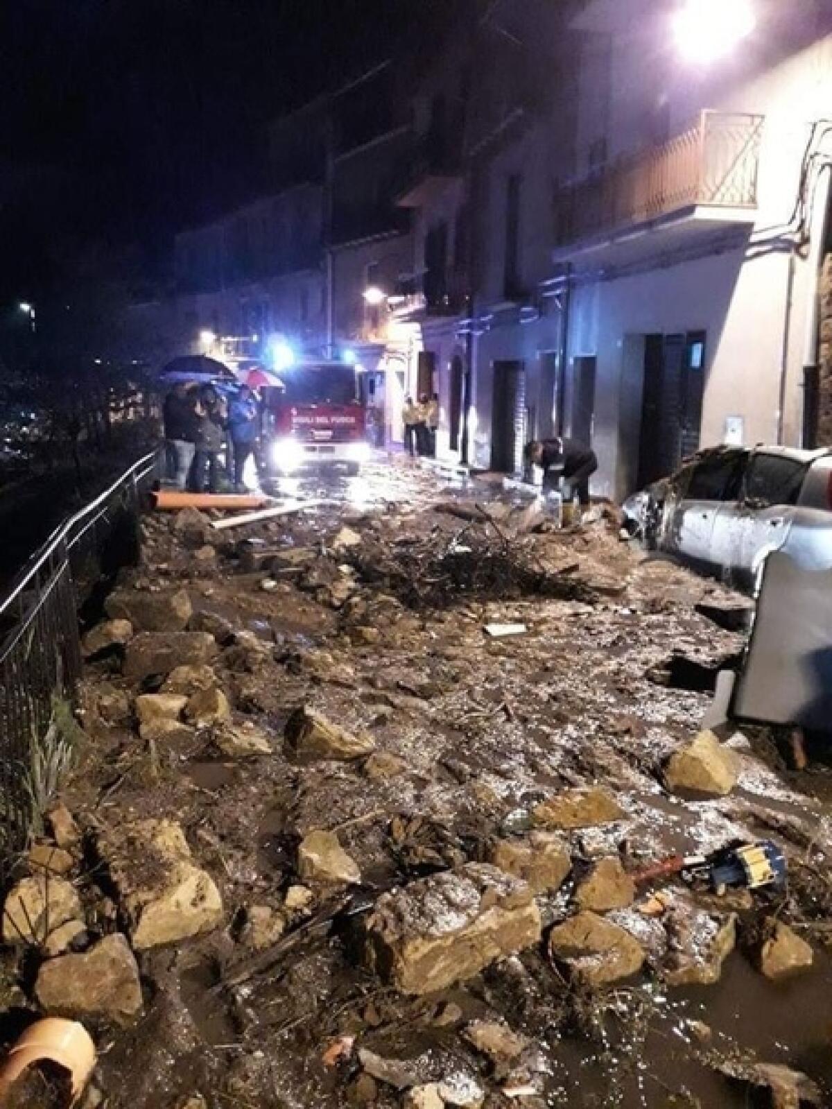 NUBIFRAGIO ENNESE, VVF SALVANO FAMIGLIA - 