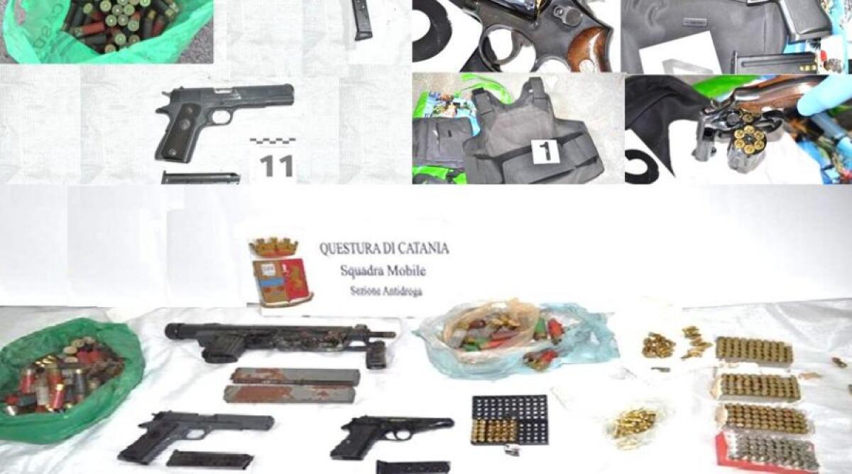 CATANIA: SCOVATO UN ARSENALE IN UNA TOMBA AL CIMITERO - 