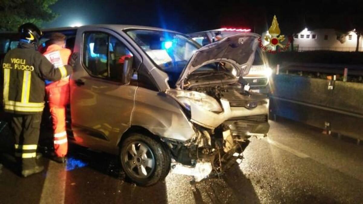 PERUGIA: FURGONE CONTRO CUMULO TERRA, 8 FERITI - 