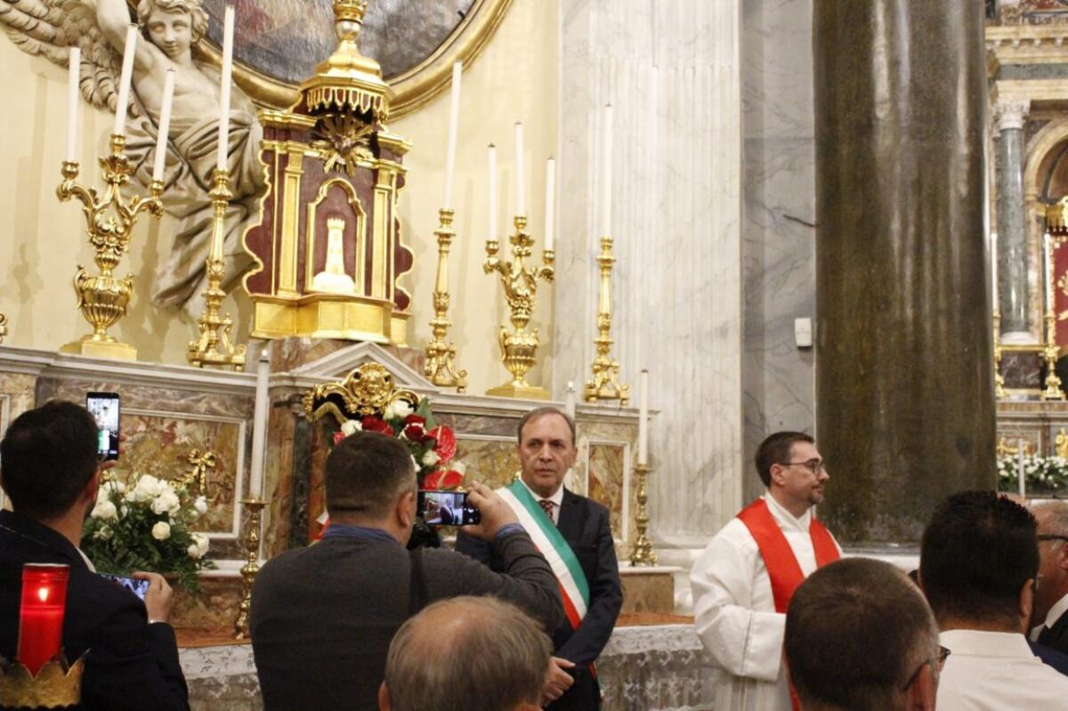 PATERNO': OMAGGIO FLOREALE DEL SINDACO A SANTA BARBARA - FOTO - 