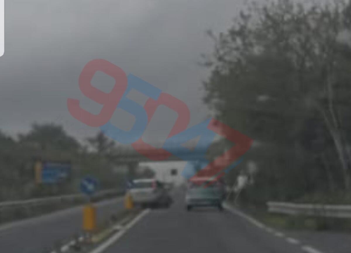 SS284 LIEVE INCIDENTE NEI PRESSI DELLO SVINCOLO BIANCAVILLA - 