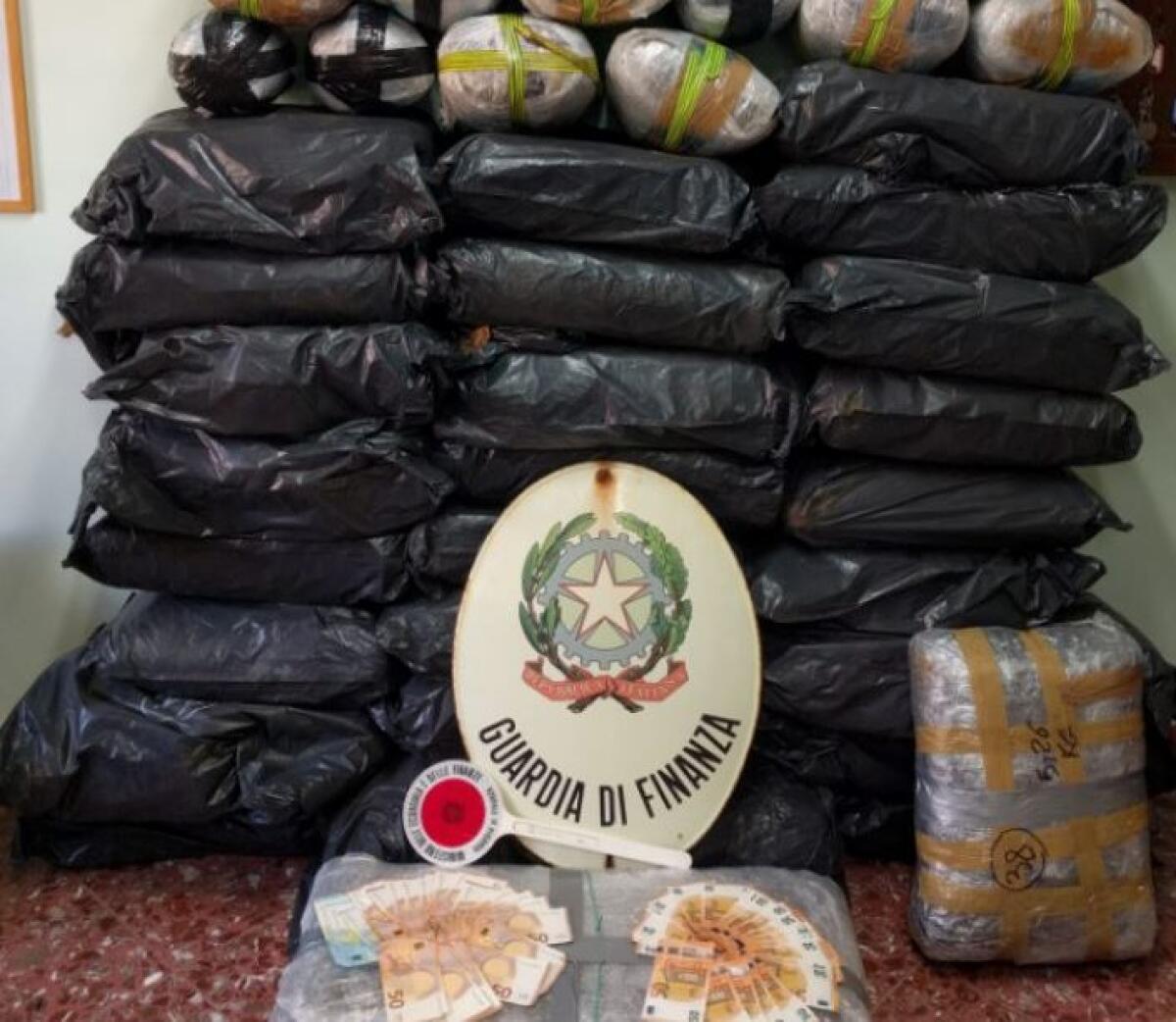 TRASPORTO DI MARIJUANA PER UN MILIONE DI EURO: DUE ARRESTI - 