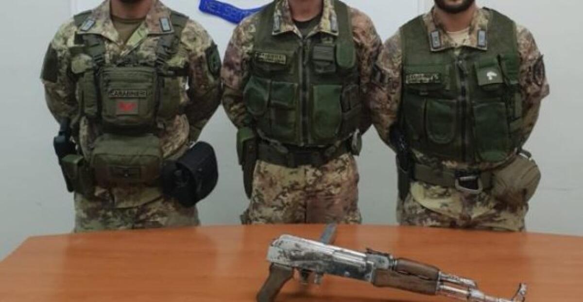 BIANCAVILLA: SCOPERTO E SEQUESTRATO UN KALASHNIKOV NASCOSTO IN UN TERRENO ABBANDONATO - 