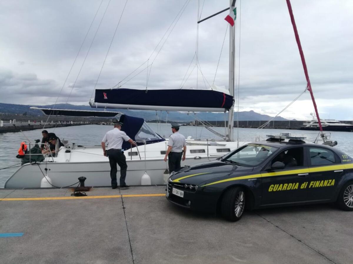 SEQUESTRO MOTOVELIERO CON 6 CLANDESTINI E FERMO DI UNO SCAFISTA RUSSO. - 