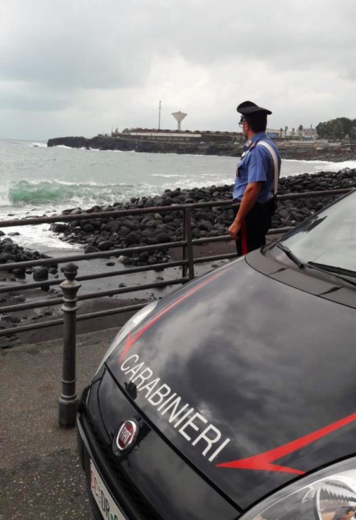 CATANIA: TENTA IL SUICIDIO GETTANDOSI IN MARE: DUE CARABINIERI LA SALVANO - 