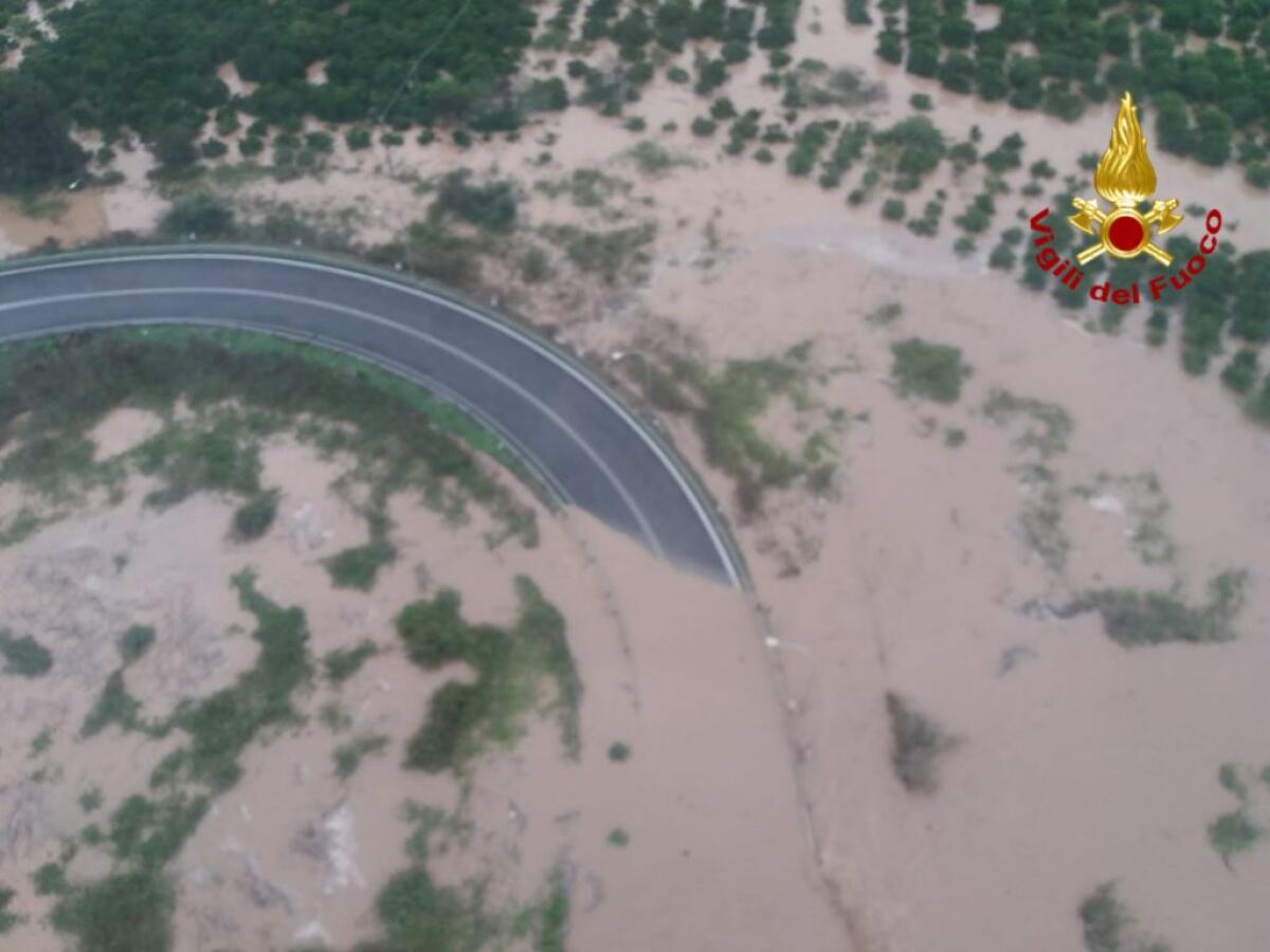 NUBIFRAGIO NEL CATANESE, TRAVOLTO CAMION DEI POMPIERI - FOTO - 