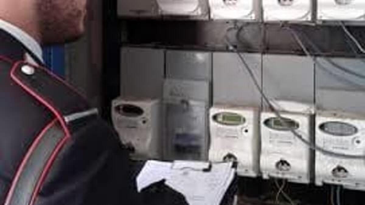 MANIACE: RUBA ENERGIA ELETTRICA, DENUNCIATO - 