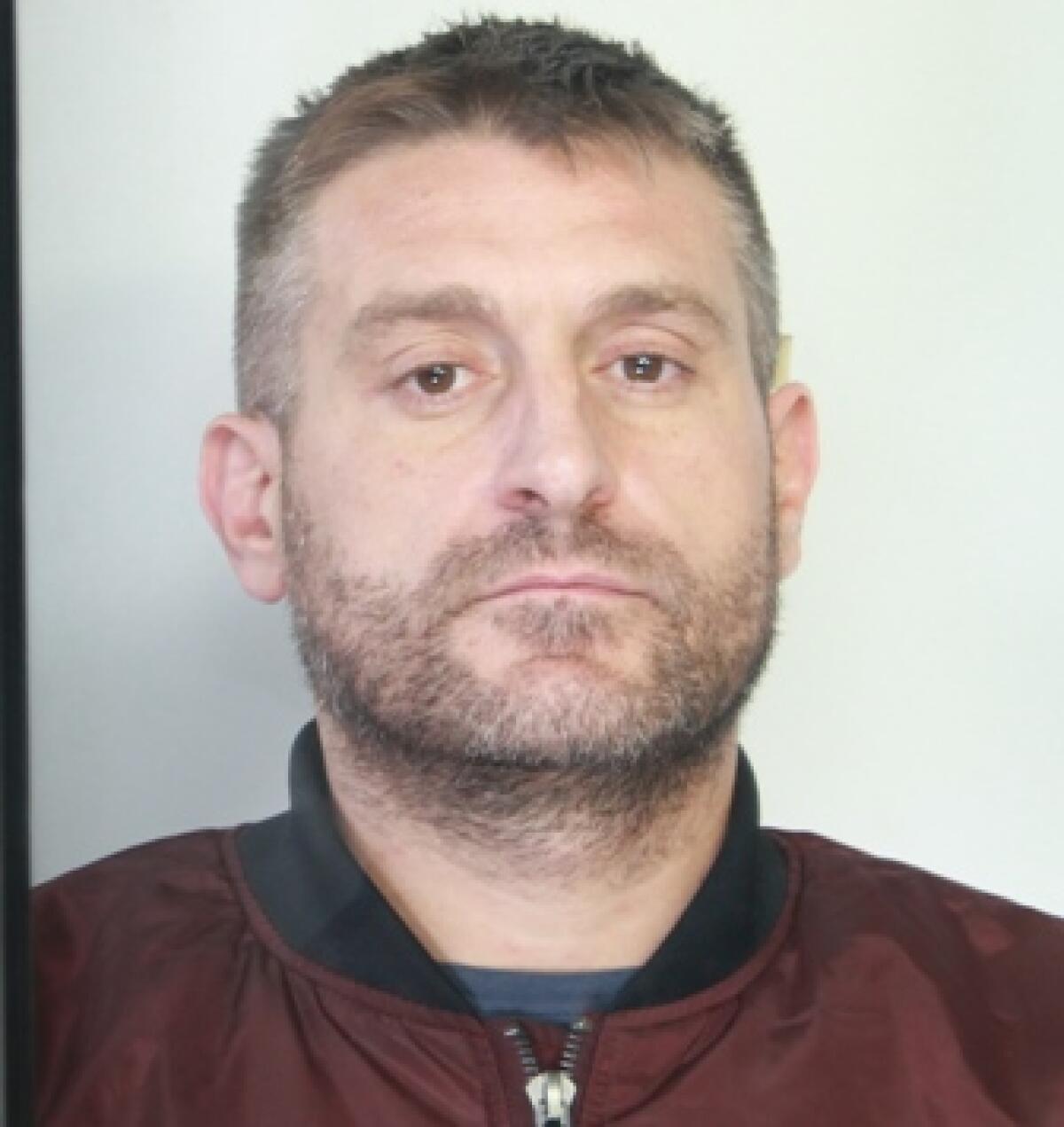 COL TRITOLO NASCOSTO IN BAGNO E UN KALASHNIKOF IN CASA. AGENTI DELLE VOLANTI ARRESTANO UN UOMO E SEQUESTRANO UN VERO ARSENALE - 