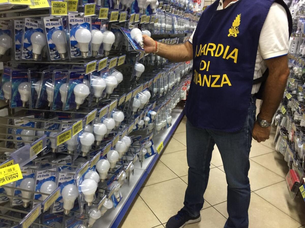 RIPOSTO: SEQUESTRATI 4300 PRODOTTI IRREGOLARI DI PROVENIENZA CINESE - 