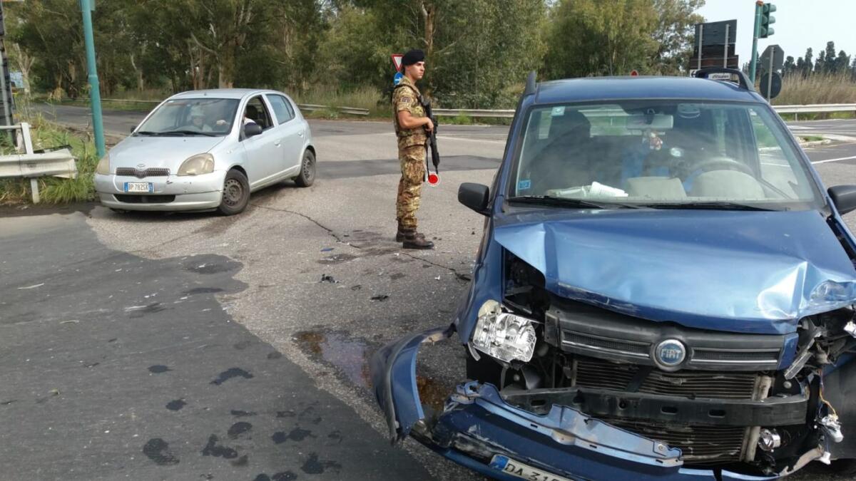 PATTUGLIE DELL'ESERCITO IN SERVIZIO SULLE STRADE DI CATANIA RISPONDONO ALLE RICHIESTE DI AIUTO DEI RESIDENTI SOCCORRENDO CITTADINI IN EVIDENTE DIFFICOLTÀ - FOTO - 
