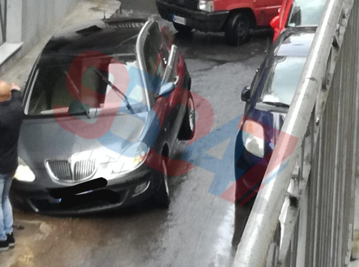 PATERNO' :  BUCA NON SEGNALATA, LANCIA FINISCE DENTRO - 