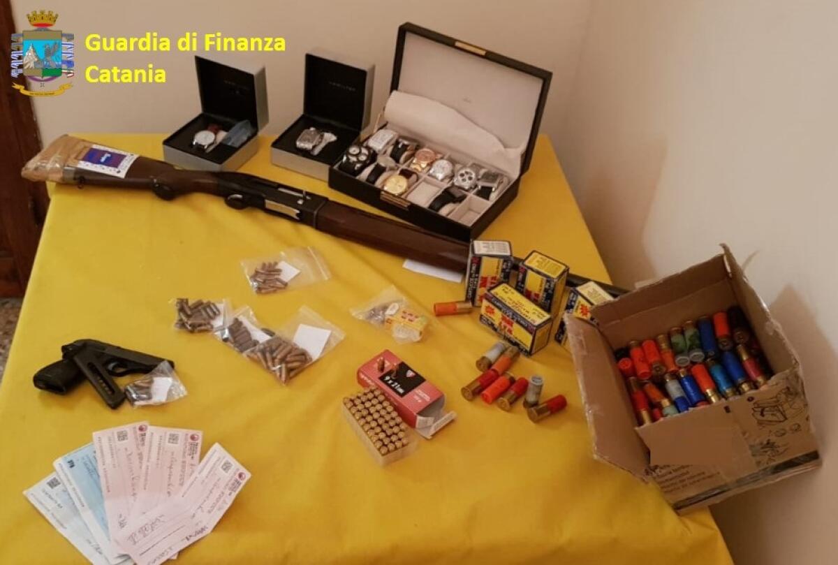 SEQUESTRATE IN UN’ABITAZIONE ARMI E MUNIZIONI ILLEGALI NONCHÉ BENI E VALORI INGUSTIFICATI, DENUNCIATI DUE SOGGETTI - 