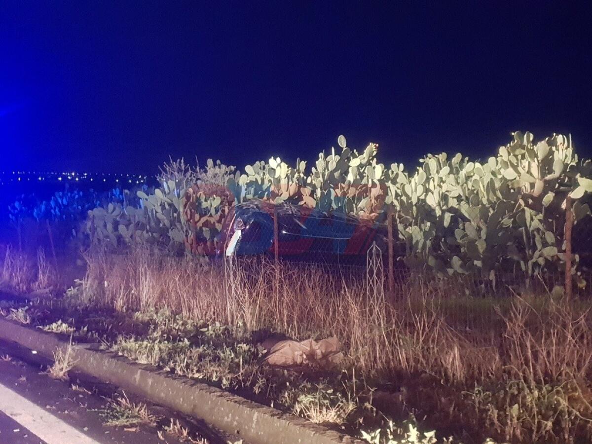 SS121 INCIDENTE STRADALE, AUTO FINISCE IN UNA SCARPATA 3 FERITI - 