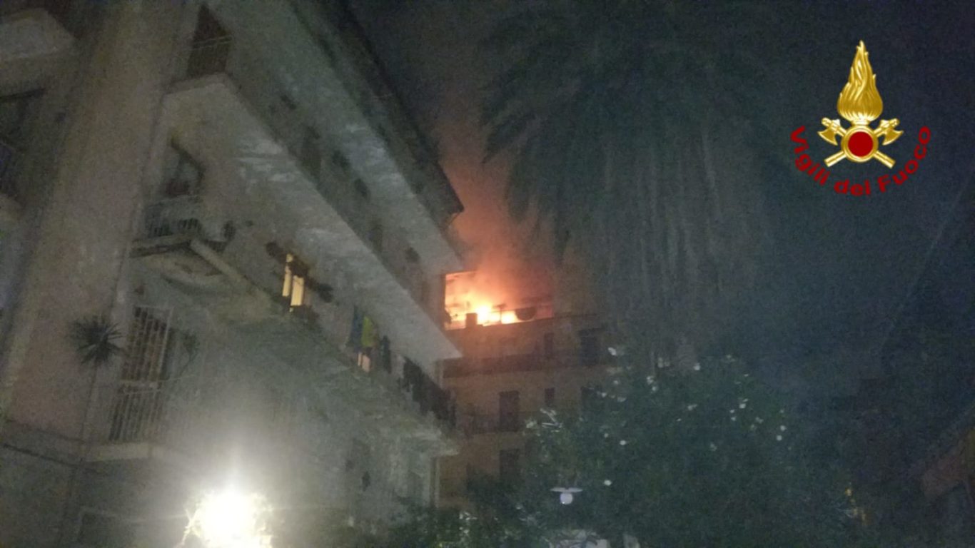 CATANIA: INCENDIO IN UN ABITAZIONE TANTA PAURA, NESSUN FERITO