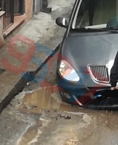 PATERNO' :  BUCA NON SEGNALATA, LANCIA FINISCE DENTRO