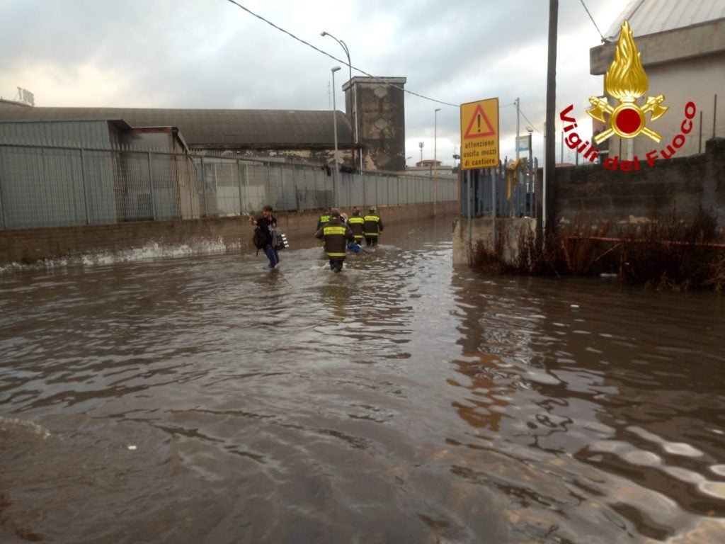 MISTERBIANCO: VIGILI DEL FUOCO SALVANO UNA DONNA CADUTA IN CASA